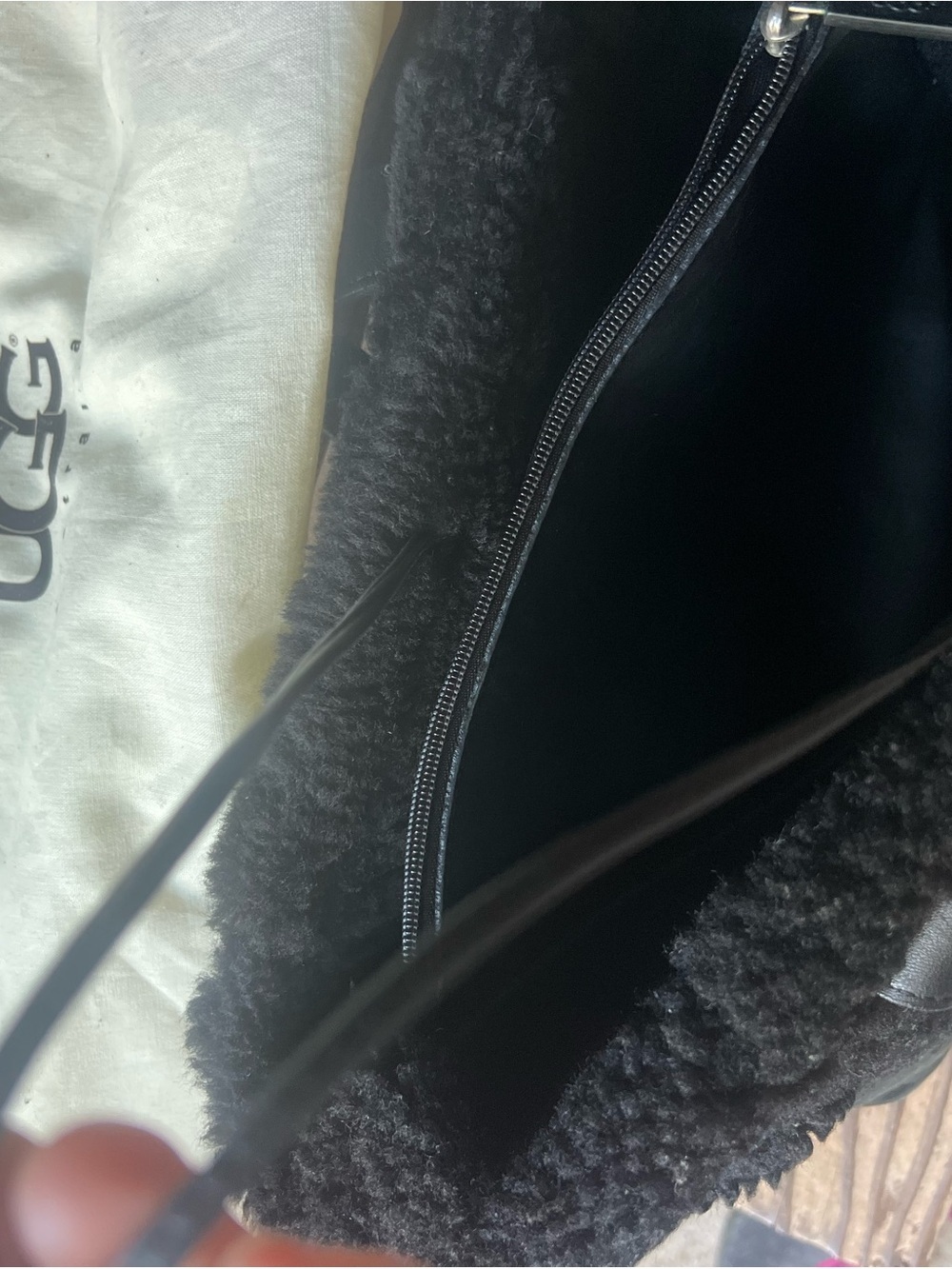 UGG Black Vintage Grab Shearling-Trim Leather Tote Bag - Picture 5 of 7
